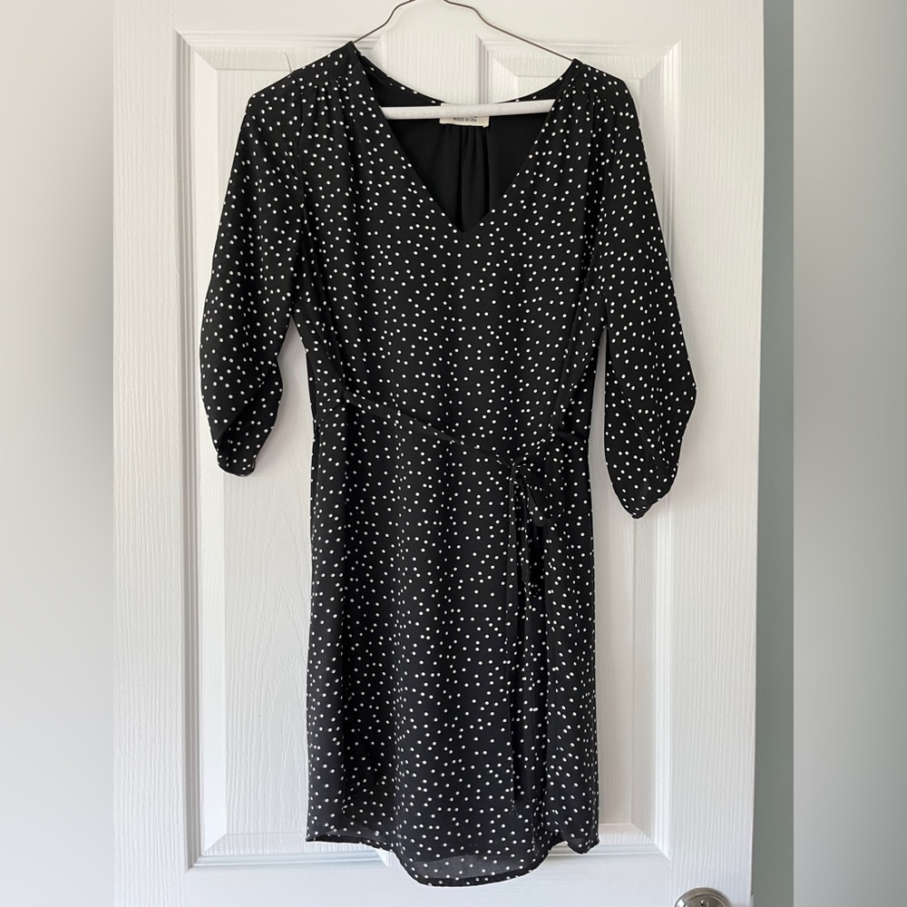Verse shirt dress with tie at waist. Lined. Size small. Hits just above knee.